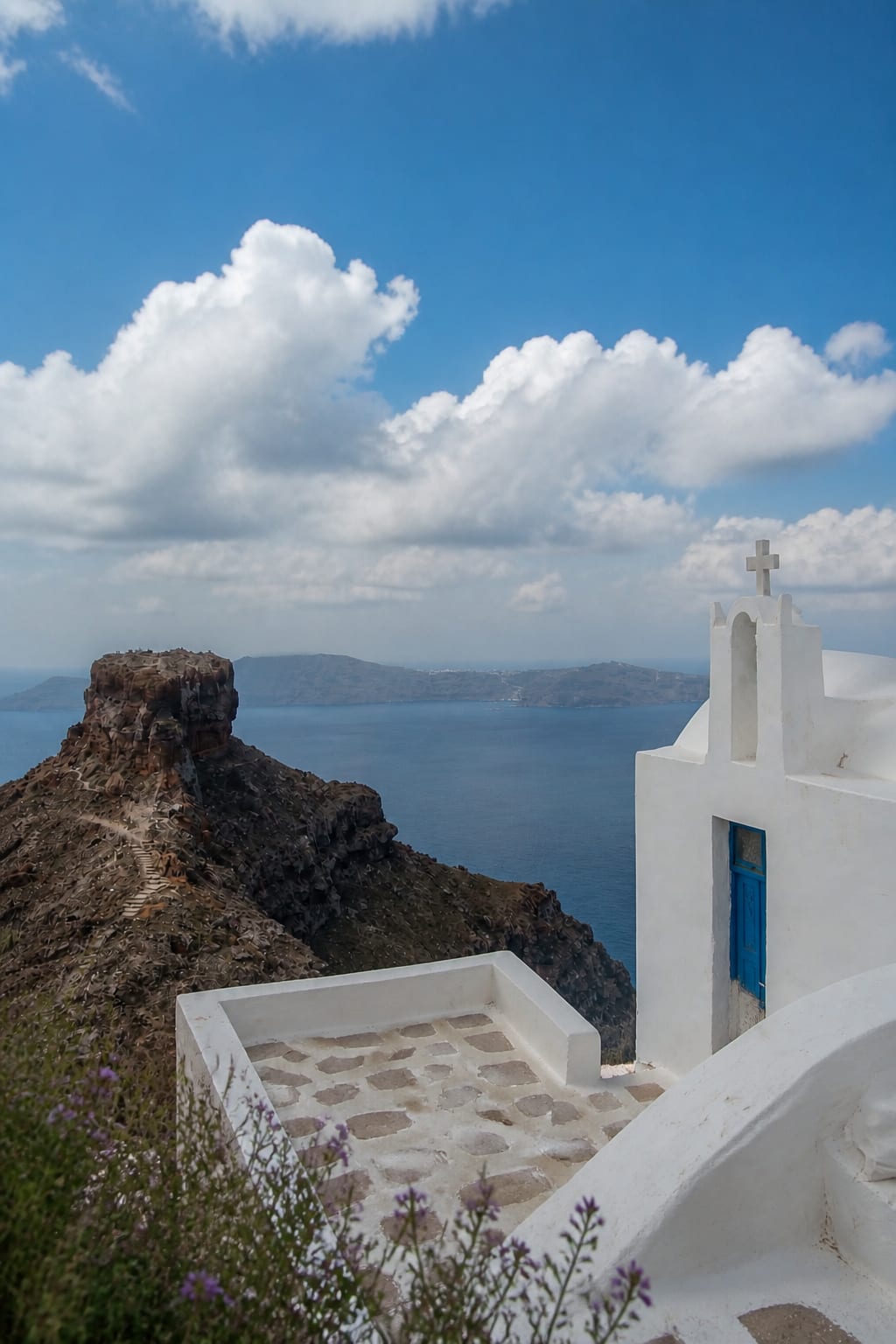 Whitewashed buildings and caldera scenery in Imerovigli, Santorini